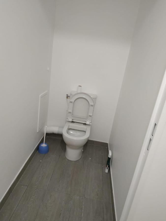 Chambre Privee Dans Un Nouvel Appartement Partage Pres De Paris Avec Parking Gratuit Chevilly-Larue Exteriör bild